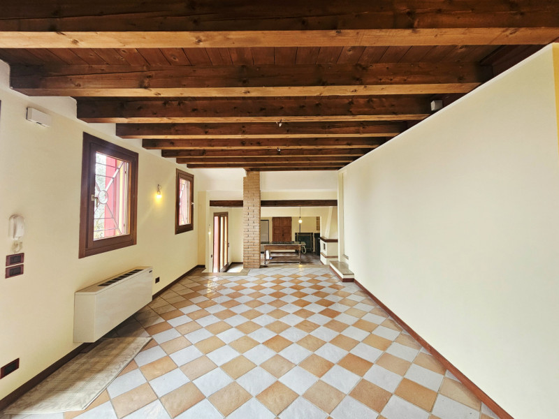 Immersa in un contesto paesaggistico da sogno e defilato dal caos cittadino, proponiamo in affitt...