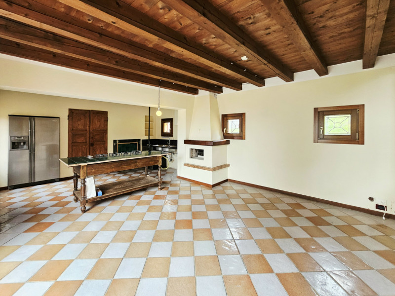 Immersa in un contesto paesaggistico da sogno e defilato dal caos cittadino, proponiamo in affitt...