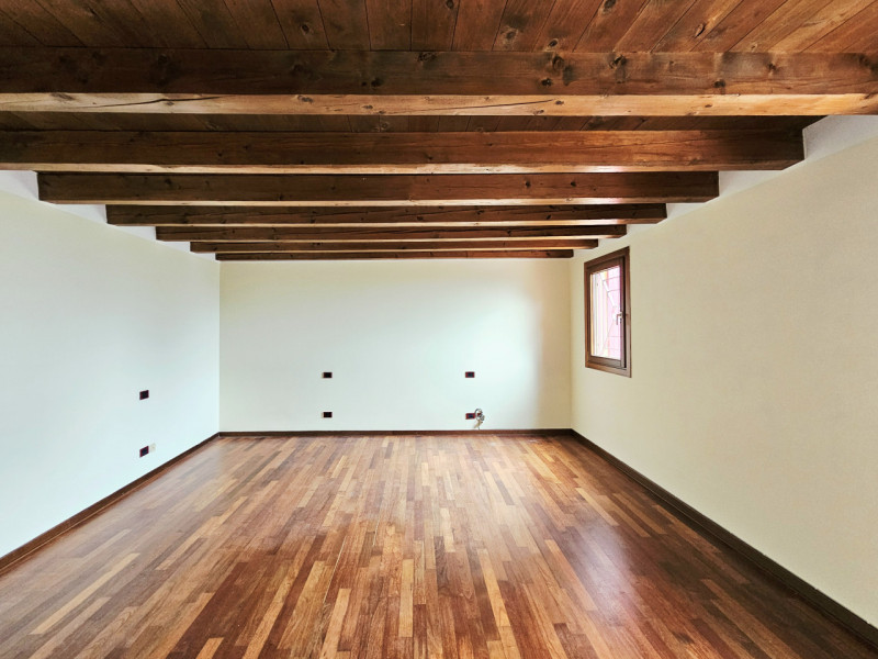 Immersa in un contesto paesaggistico da sogno e defilato dal caos cittadino, proponiamo in affitt...