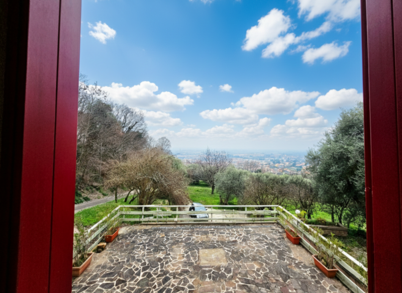 Immersa in un contesto paesaggistico da sogno e defilato dal caos cittadino, proponiamo in affitt...