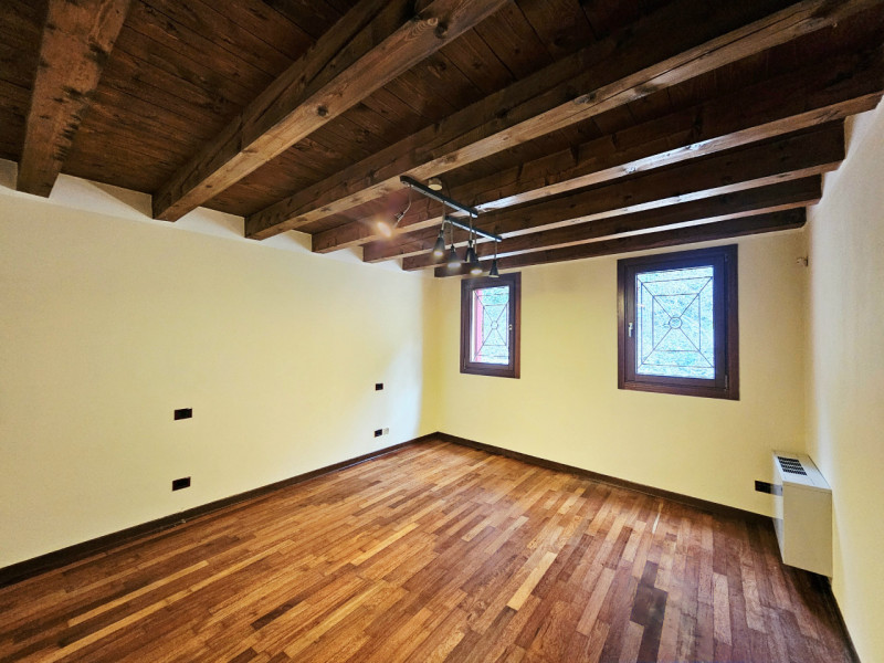 Immersa in un contesto paesaggistico da sogno e defilato dal caos cittadino, proponiamo in affitt...