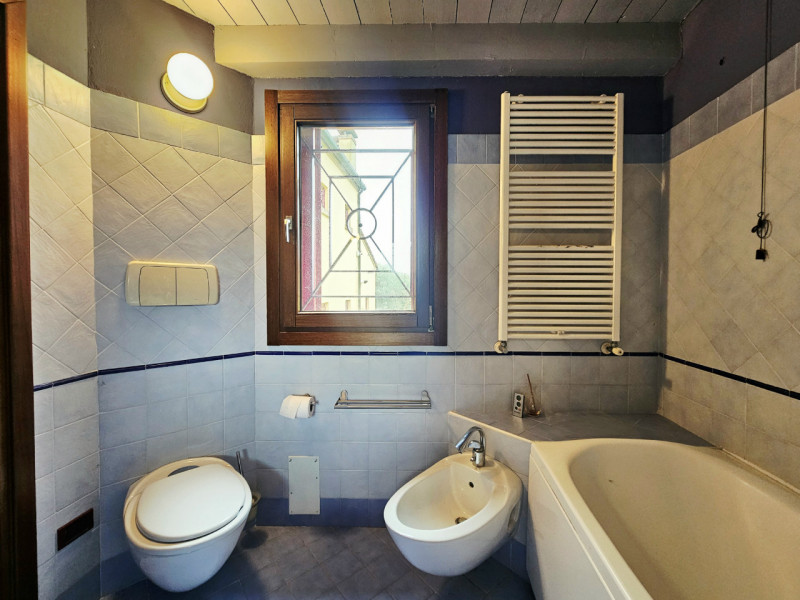 Immersa in un contesto paesaggistico da sogno e defilato dal caos cittadino, proponiamo in affitt...