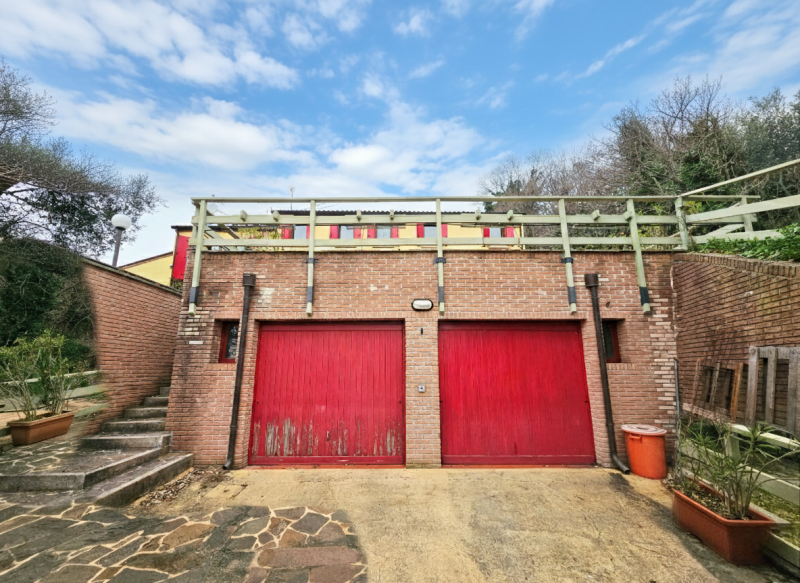 Immersa in un contesto paesaggistico da sogno e defilato dal caos cittadino, proponiamo in affitt...