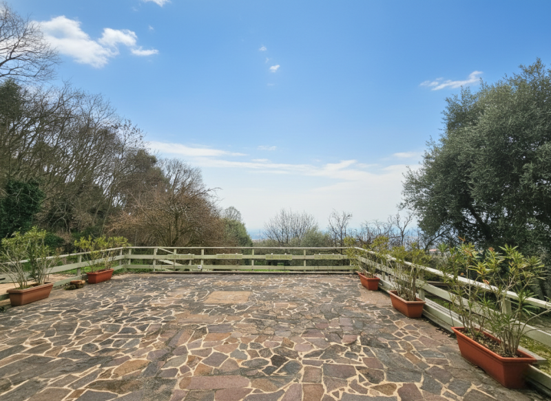 Immersa in un contesto paesaggistico da sogno e defilato dal caos cittadino, proponiamo in affitt...