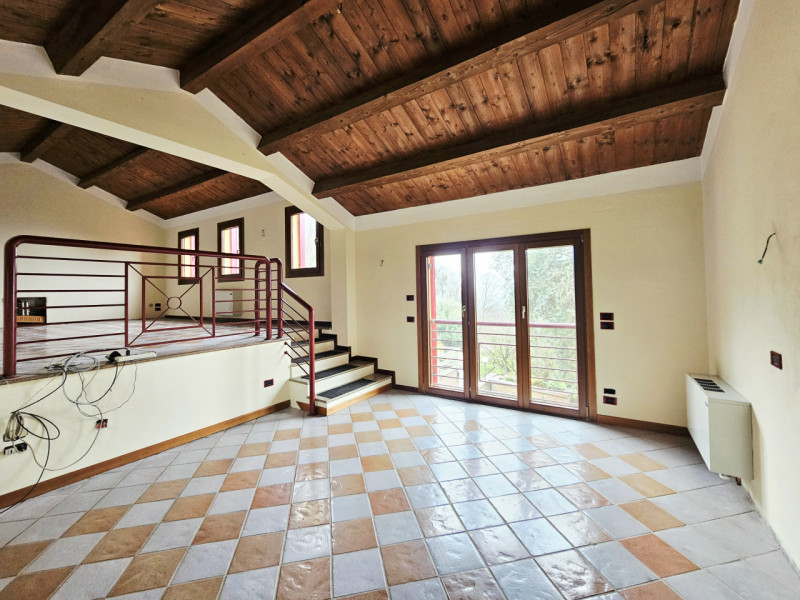 Immersa in un contesto paesaggistico da sogno e defilato dal caos cittadino, proponiamo in affitt...