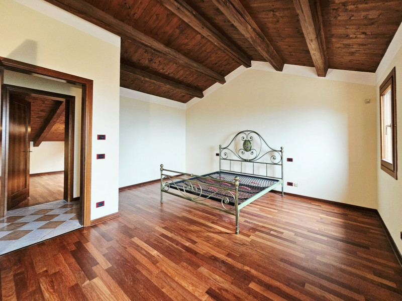 Immersa in un contesto paesaggistico da sogno e defilato dal caos cittadino, proponiamo in affitt...