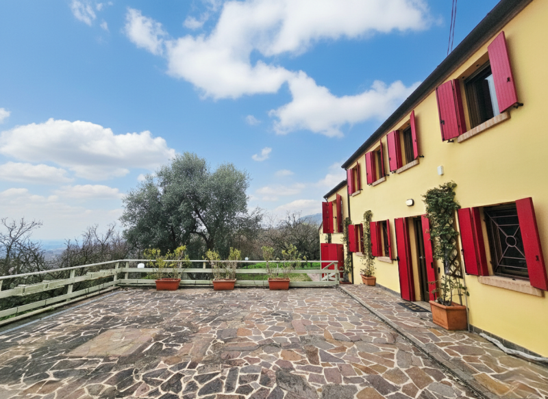 Immersa in un contesto paesaggistico da sogno e defilato dal caos cittadino, proponiamo in affitt...