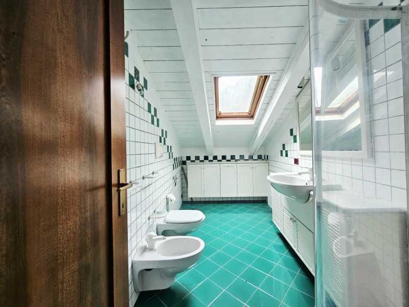 Immersa in un contesto paesaggistico da sogno e defilato dal caos cittadino, proponiamo in affitt...