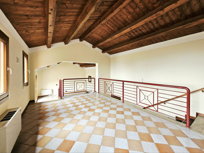 Immersa in un contesto paesaggistico da sogno e defilato dal caos cittadino, proponiamo in affitt...