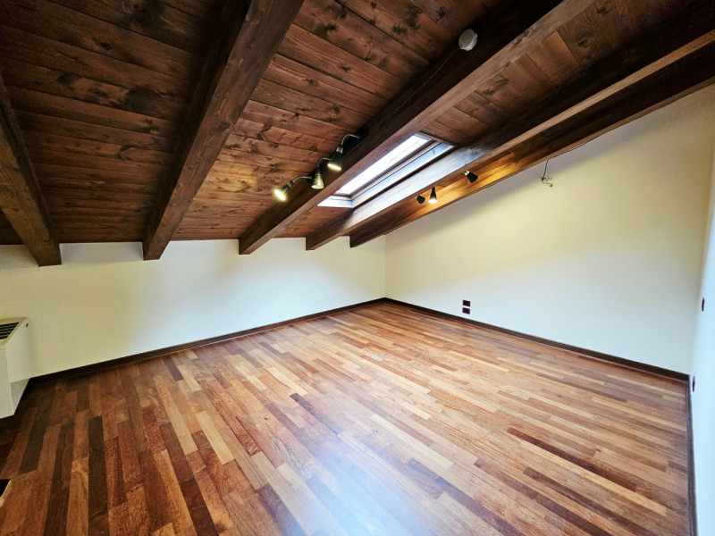 Immersa in un contesto paesaggistico da sogno e defilato dal caos cittadino, proponiamo in affitt...