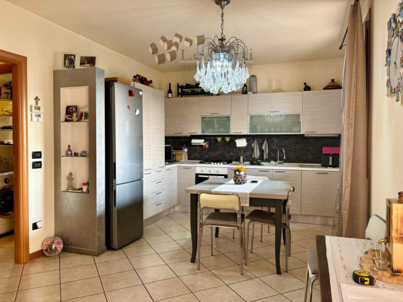 Ai piedi della collina, in una tranquilla zona residenziale, proponiamo in vendita un appartament...