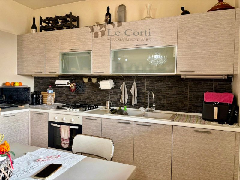 Ai piedi della collina, in una tranquilla zona residenziale, proponiamo in vendita un appartament...