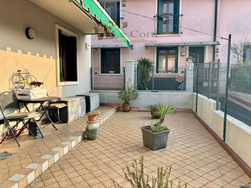 Ai piedi della collina, in una tranquilla zona residenziale, proponiamo in vendita un appartament...