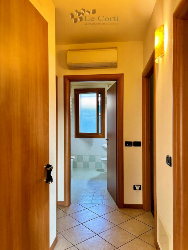 Ai piedi della collina, in una tranquilla zona residenziale, proponiamo in vendita un appartament...