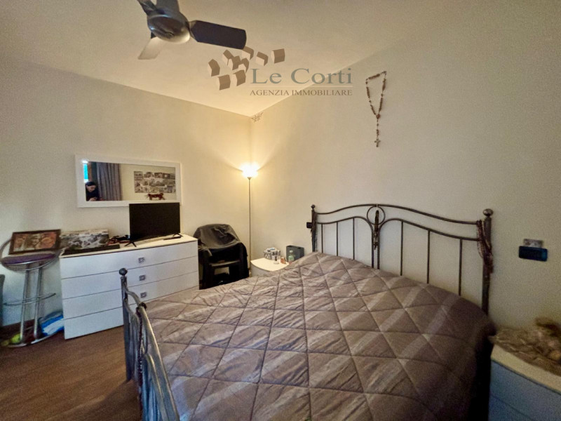 Ai piedi della collina, in una tranquilla zona residenziale, proponiamo in vendita un appartament...