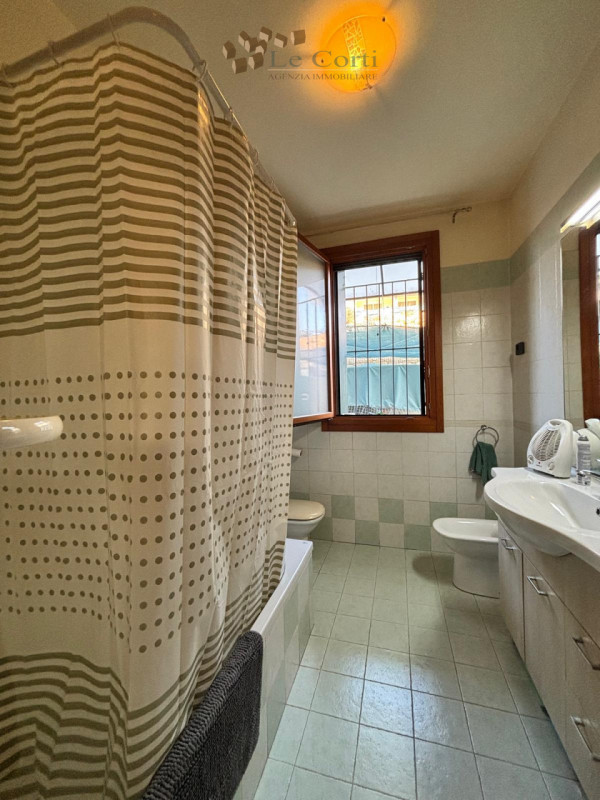 Ai piedi della collina, in una tranquilla zona residenziale, proponiamo in vendita un appartament...