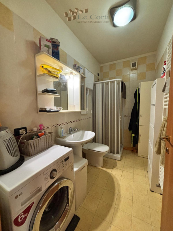 Ai piedi della collina, in una tranquilla zona residenziale, proponiamo in vendita un appartament...