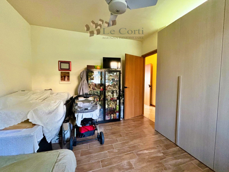 Ai piedi della collina, in una tranquilla zona residenziale, proponiamo in vendita un appartament...