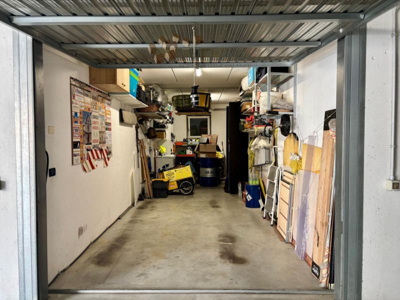 Ai piedi della collina, in una tranquilla zona residenziale, proponiamo in vendita un appartament...