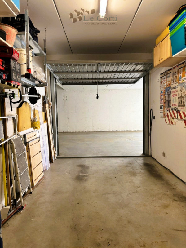 Ai piedi della collina, in una tranquilla zona residenziale, proponiamo in vendita un appartament...