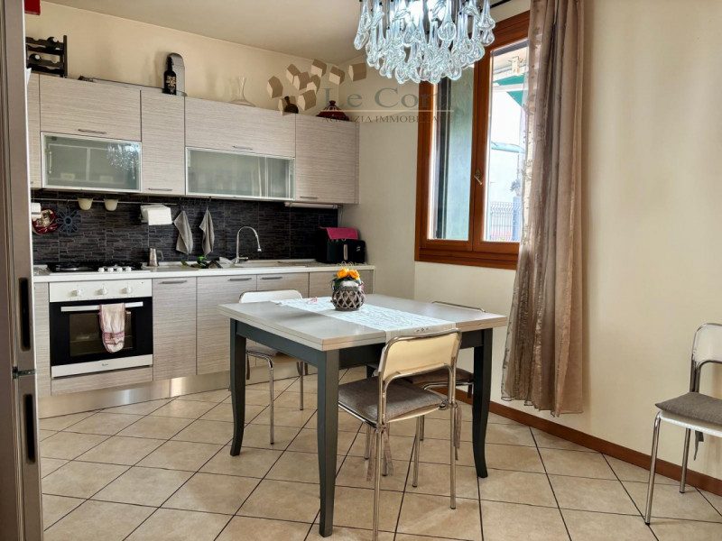 Ai piedi della collina, in una tranquilla zona residenziale, proponiamo in vendita un appartament...