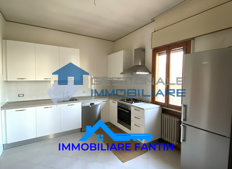 Treviso, San Zeno. Codice RV4 Proponiamo appartamento con 2 camere, soggiorno e cucina separata a...