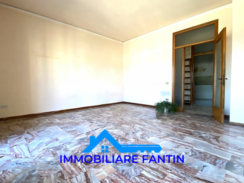 Treviso, San Zeno. Codice RV4 Proponiamo appartamento con 2 camere, soggiorno e cucina separata a...