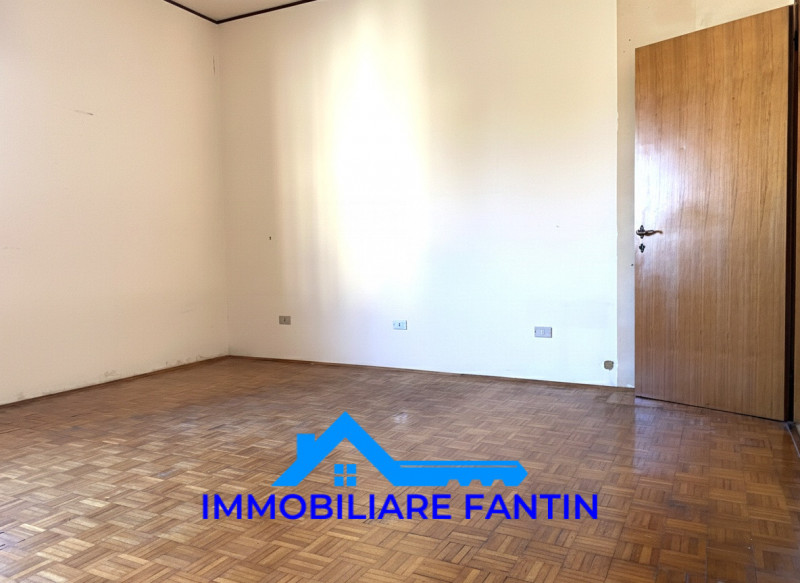 Treviso, San Zeno. Codice RV4 Proponiamo appartamento con 2 camere, soggiorno e cucina separata a...