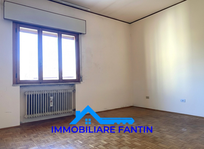 Treviso, San Zeno. Codice RV4 Proponiamo appartamento con 2 camere, soggiorno e cucina separata a...