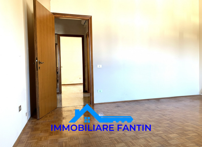 Treviso, San Zeno. Codice RV4 Proponiamo appartamento con 2 camere, soggiorno e cucina separata a...