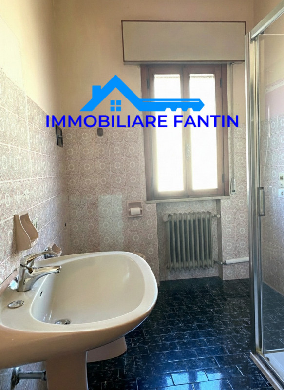 Treviso, San Zeno. Codice RV4 Proponiamo appartamento con 2 camere, soggiorno e cucina separata a...