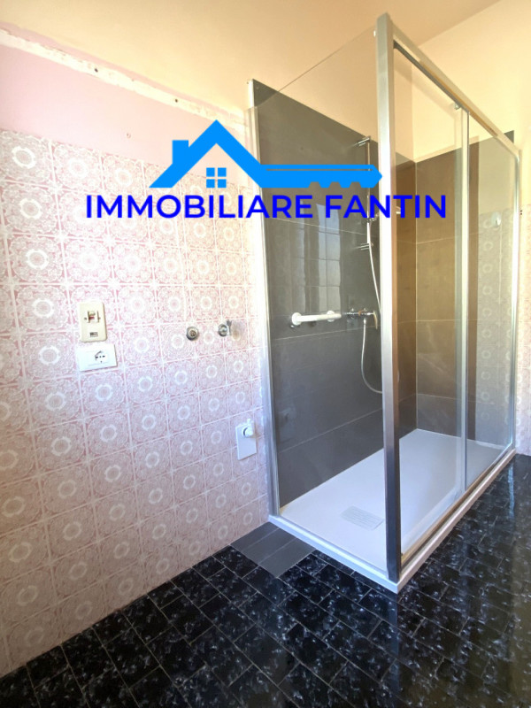 Treviso, San Zeno. Codice RV4 Proponiamo appartamento con 2 camere, soggiorno e cucina separata a...