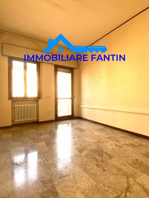 Treviso, San Zeno. Codice RV4 Proponiamo appartamento con 2 camere, soggiorno e cucina separata a...