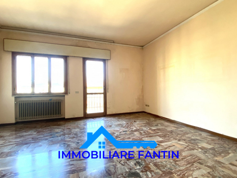 Treviso, San Zeno. Codice RV4 Proponiamo appartamento con 2 camere, soggiorno e cucina separata a...