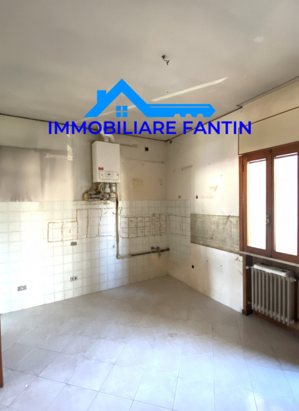 Treviso, San Zeno. Codice RV4 Proponiamo appartamento con 2 camere, soggiorno e cucina separata a...