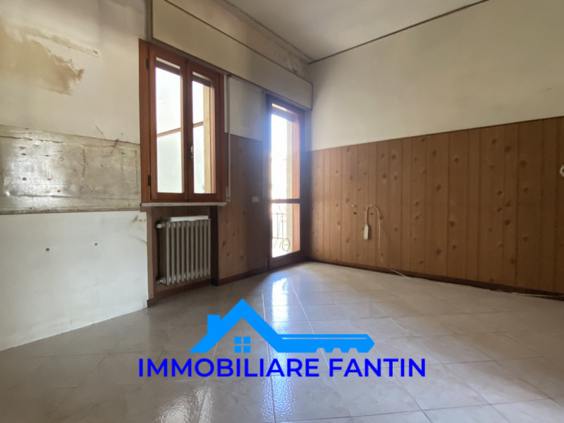 Treviso, San Zeno. Codice RV4 Proponiamo appartamento con 2 camere, soggiorno e cucina separata a...