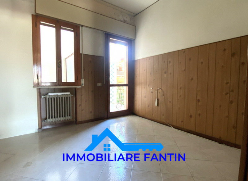 Treviso, San Zeno. Codice RV4 Proponiamo appartamento con 2 camere, soggiorno e cucina separata a...