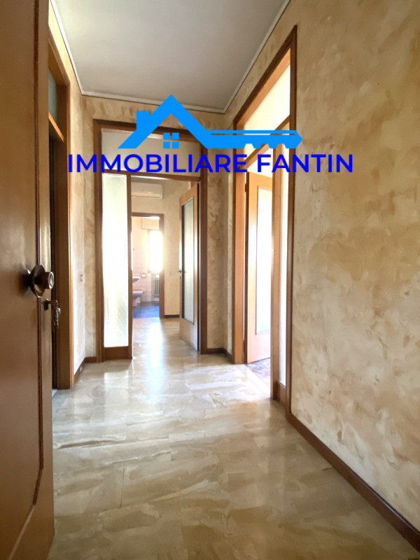 Treviso, San Zeno. Codice RV4 Proponiamo appartamento con 2 camere, soggiorno e cucina separata a...