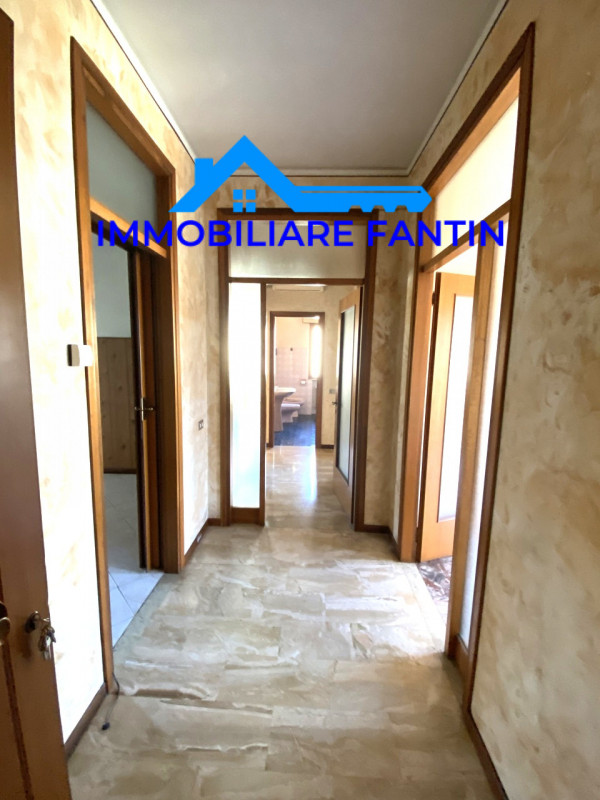 Treviso, San Zeno. Codice RV4 Proponiamo appartamento con 2 camere, soggiorno e cucina separata a...