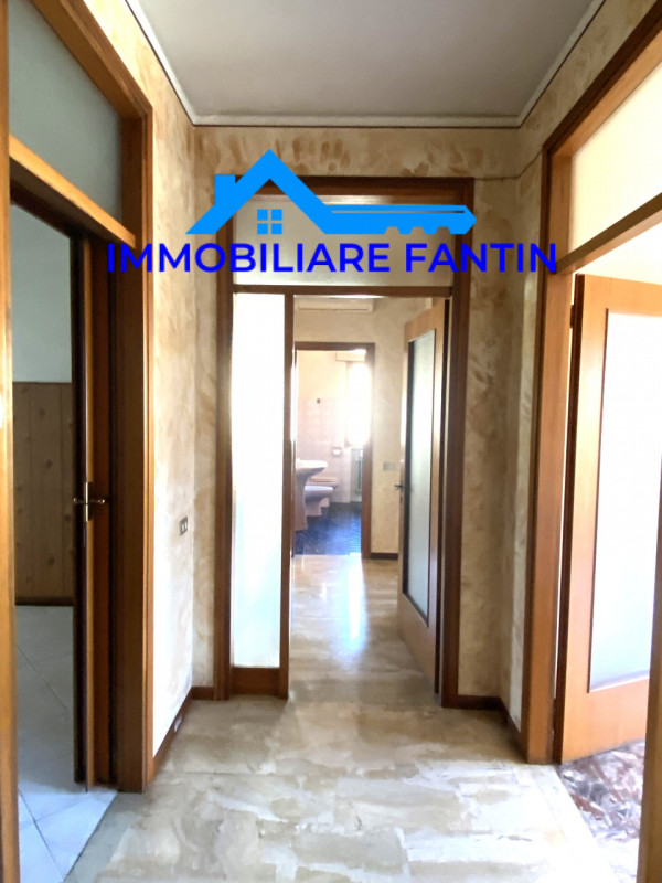 Treviso, San Zeno. Codice RV4 Proponiamo appartamento con 2 camere, soggiorno e cucina separata a...