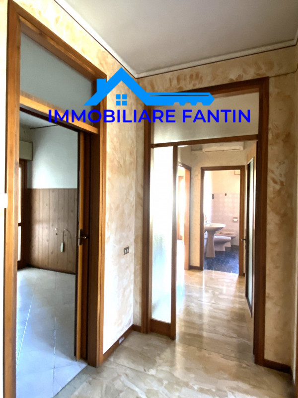 Treviso, San Zeno. Codice RV4 Proponiamo appartamento con 2 camere, soggiorno e cucina separata a...