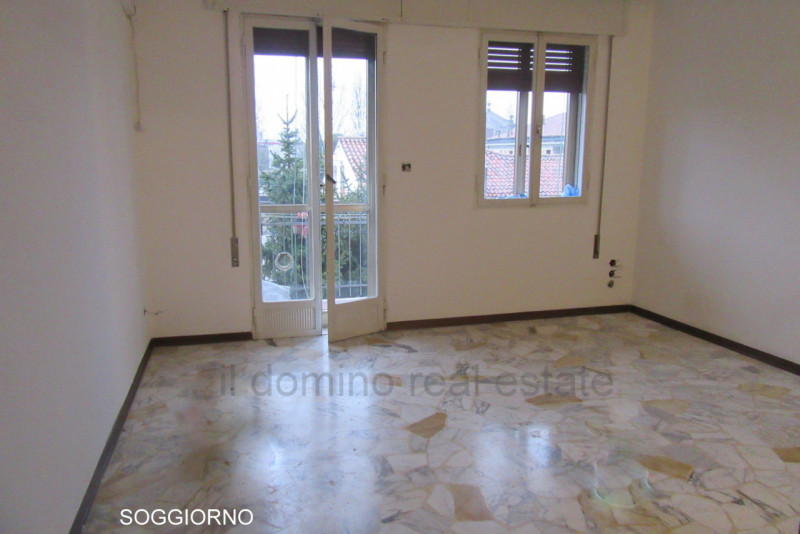 Ampio e luminoso appartamento bilocale libero da subito, situato dentro le mura del centro storic...