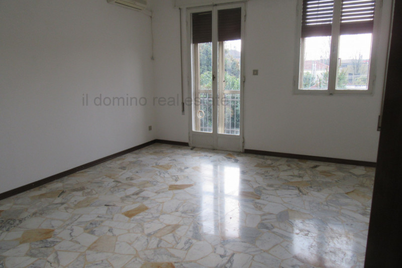 Ampio e luminoso appartamento bilocale libero da subito, situato dentro le mura del centro storic...