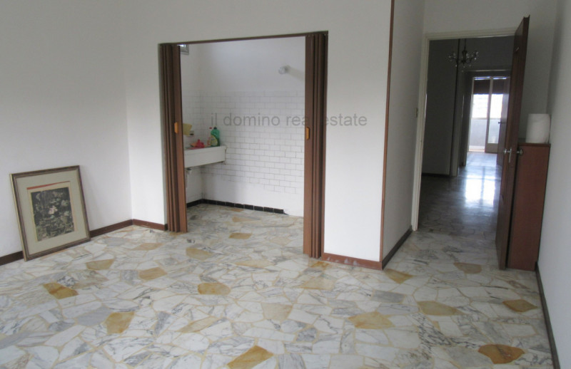 Ampio e luminoso appartamento bilocale libero da subito, situato dentro le mura del centro storic...