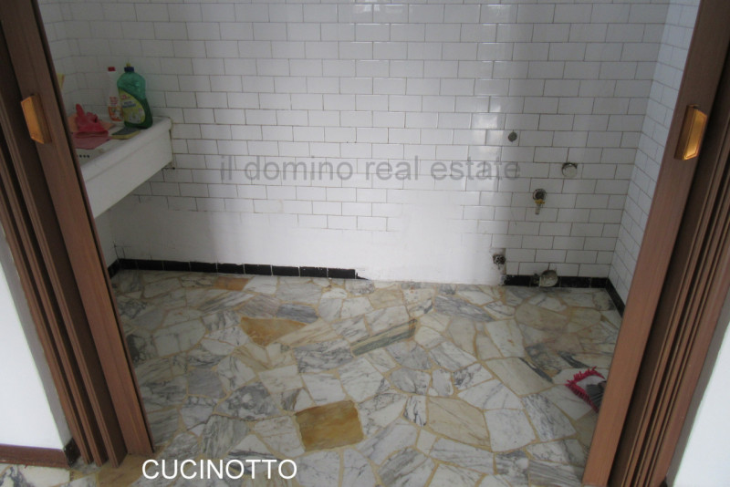 Ampio e luminoso appartamento bilocale libero da subito, situato dentro le mura del centro storic...