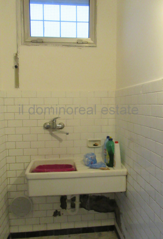 Ampio e luminoso appartamento bilocale libero da subito, situato dentro le mura del centro storic...