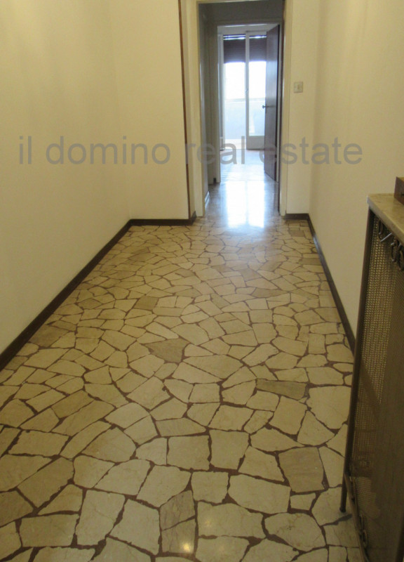 Ampio e luminoso appartamento bilocale libero da subito, situato dentro le mura del centro storic...