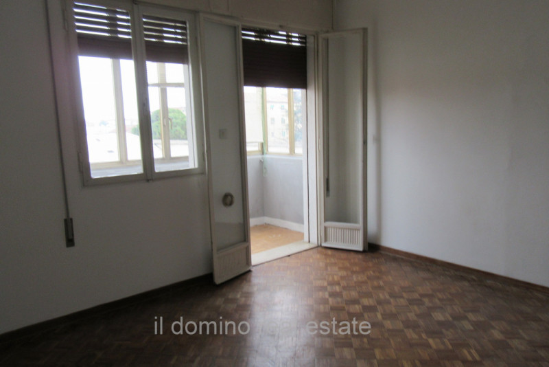 Ampio e luminoso appartamento bilocale libero da subito, situato dentro le mura del centro storic...