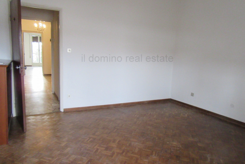 Ampio e luminoso appartamento bilocale libero da subito, situato dentro le mura del centro storic...