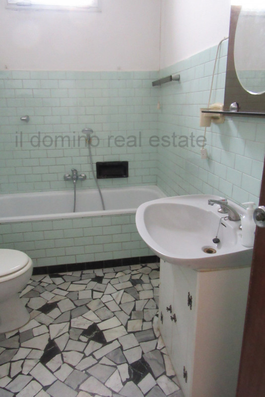 Ampio e luminoso appartamento bilocale libero da subito, situato dentro le mura del centro storic...